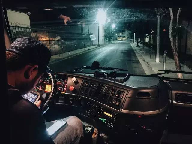 你见过凌晨四点的洛杉矶吗？我们是开着卡车去的